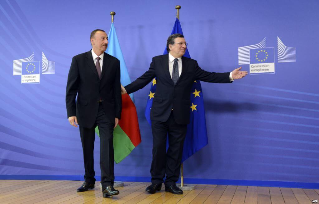Azerbaijani President Aliyev with European Commission President Barroso before meeting on 21 June