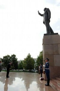 Morningstar-bows-to-Heydar-Aliyev2_small.jpg.pagespeed.ce.HBGYANDOOb