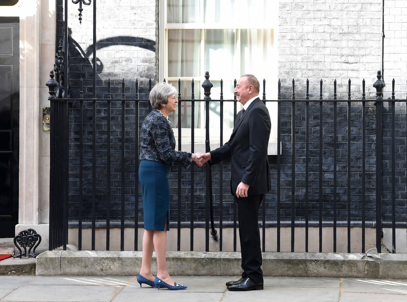 The Invisible Machine – a gas pipeline in the Caucasus and a handshake in No10